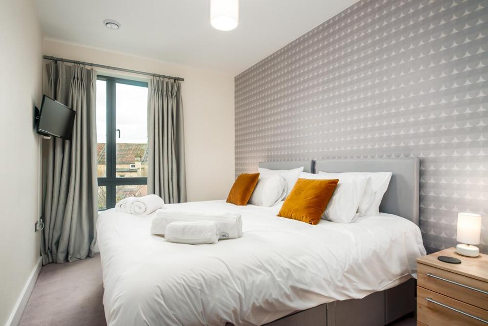 Solar Sanctuary- Skyline Balcony, City Centre, Three Floors, King Beds, Netflix And More! Бат Экстерьер фото